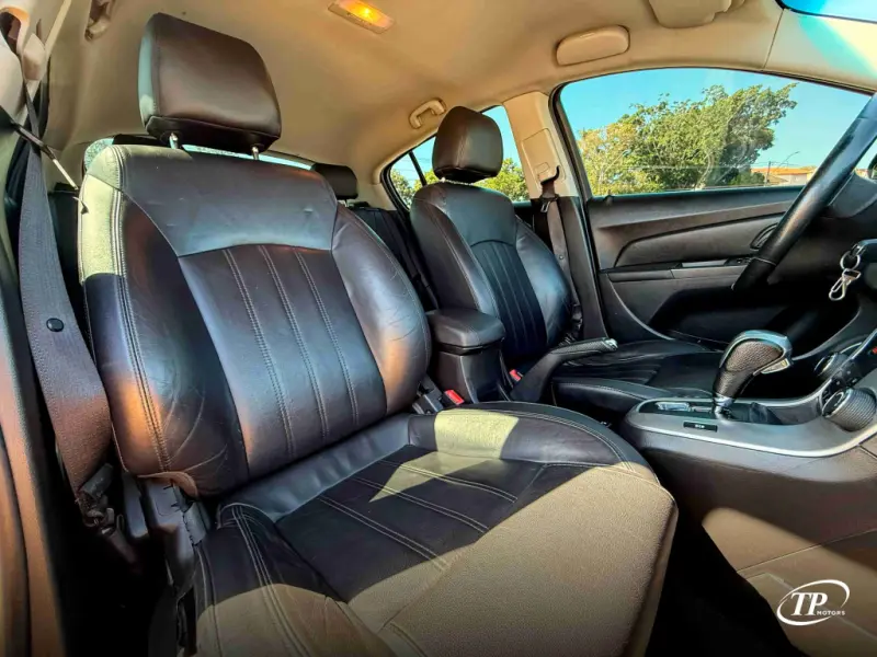 Cruze Hatch - Foto