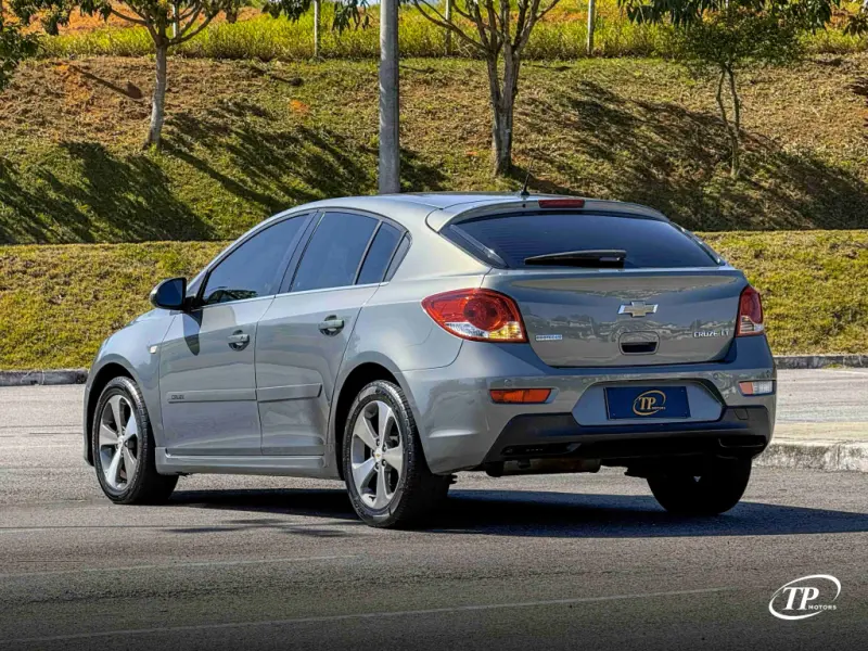 Cruze Hatch - Foto